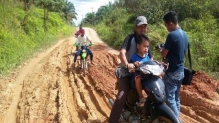 Rusaknya Ruas Jalan Sei Buluh Kuansing Hambat Warga Keluarkan Hasil Panen TBS