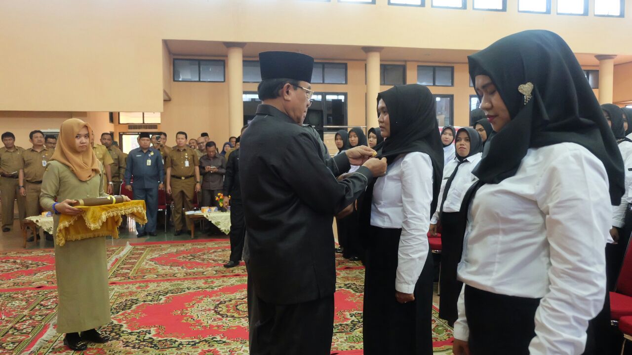 Bupati HM Wardan Serahkan Surat Keputusan Kepada 329 CPNS