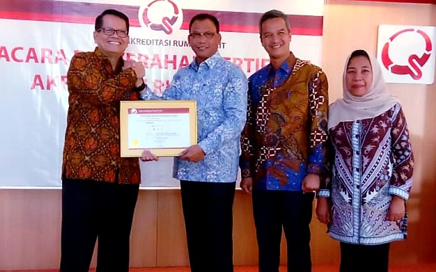 Bupati Rohil Terima Penghargaan Akreditasi Bintang Tiga