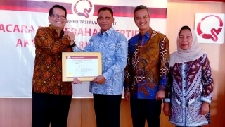 Bupati Rohil Terima Penghargaan Akreditasi Bintang Tiga