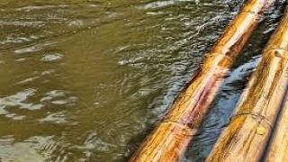 Bayar 5000 Naik Rakit, Warga Kuansing Keluhkan Jembatan Tak Kunjung Diperbaiki