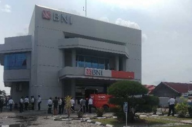 Bawa Parang dan Minyak Bensin, Pria Tak Dikenal Ngamuk di Bank BNI Dumai