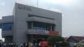 Bawa Parang dan Minyak Bensin, Pria Tak Dikenal Ngamuk di Bank BNI Dumai
