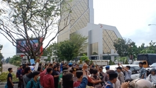 Polda Riau didemo mahasiswa terkait kasus Sari Antoni
