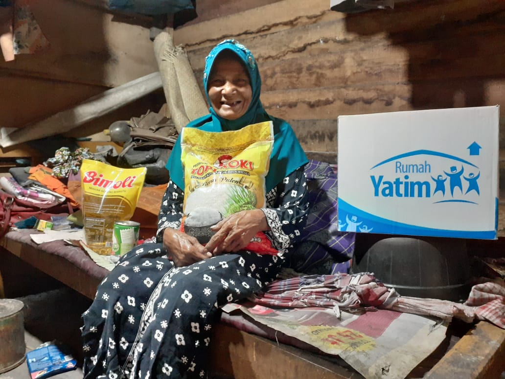 Demi Mencukupi Kebutuhan, Lansia Ini Harus Berjalan Kaki Sejauh 10 KM Untuk Mencari Buah Pinang