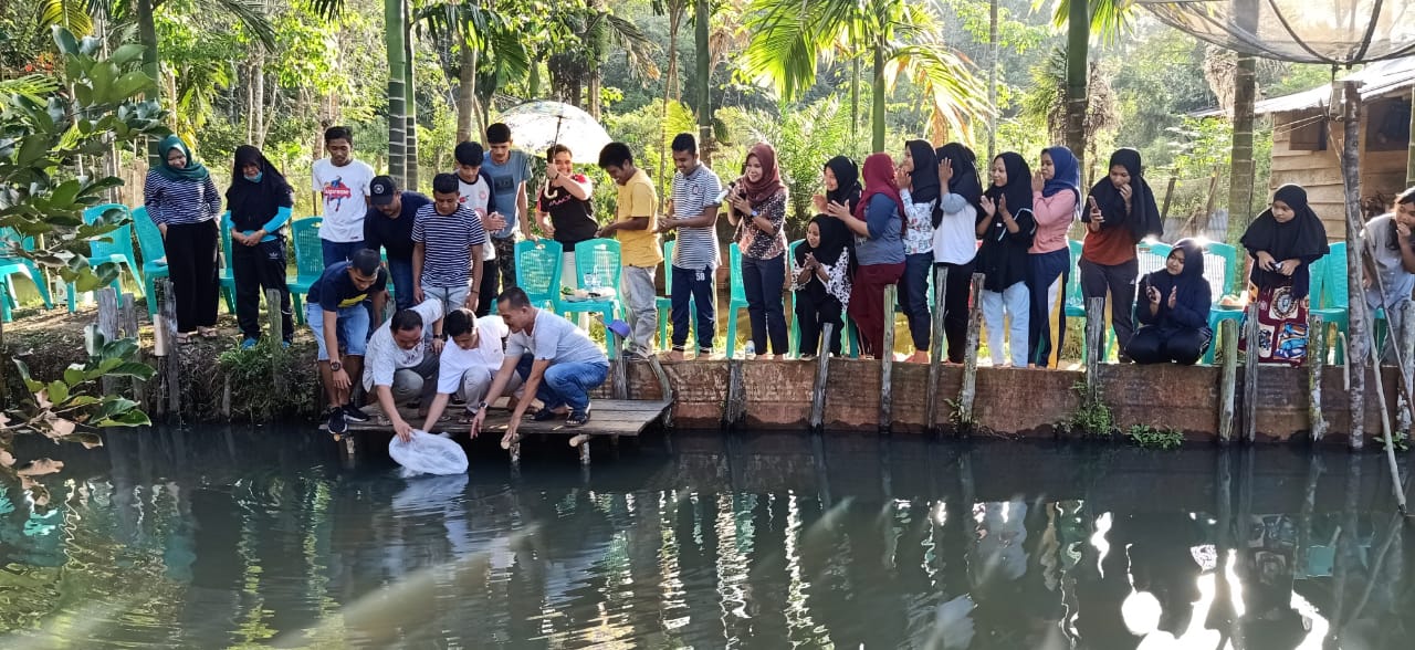 Karang taruna melepaskan bibit Ikan nila Bersama camat Hulu Kuantan