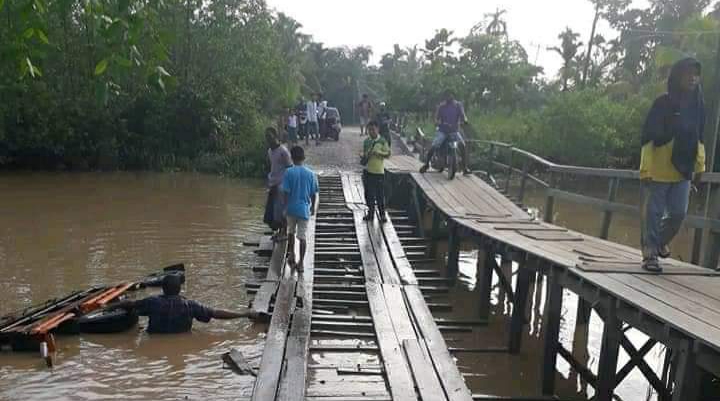 Dinas PUPR Riau Akan Bantu Perbaikan Jembatan Kayu Parit 16 Pulau Kecil Inhil