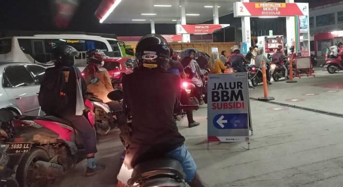 Malam Ini Beberapa SPBU Dipadati Kendaraan Akibat Isu Kenaikan Harga BBM Esok Hari