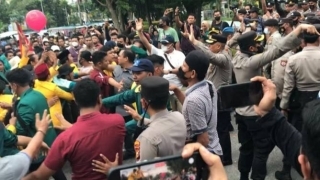 Mahasiswa Berhamburan, Unjuk Rasa di Gedung DPRD Riau Nyaris Bentrok
