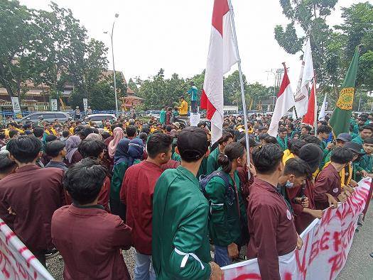 Tiga Tuntutan Mahasiswa Saat Aksi di Depan Gedung DPRD Riau