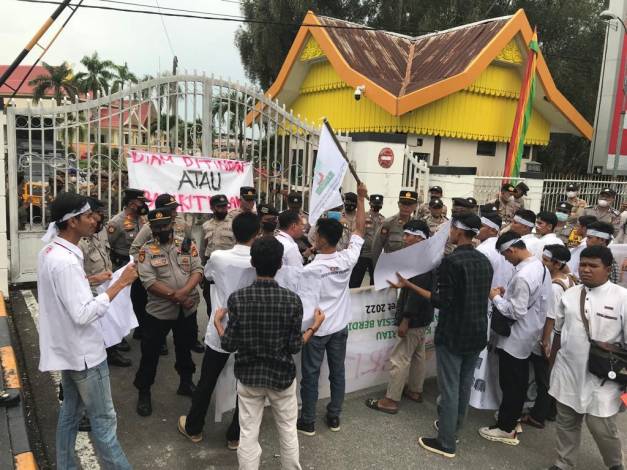 KAMMI UIN Suska Gelar Teatrikal di Depan Gedung DPRD Riau Saat Aksi Tolak Kenaikan Harga BBM