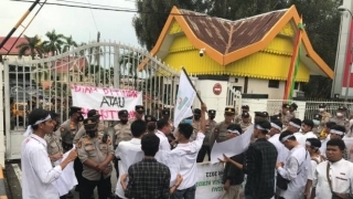 KAMMI UIN Suska Gelar Teatrikal di Depan Gedung DPRD Riau Saat Aksi Tolak Kenaikan Harga BBM