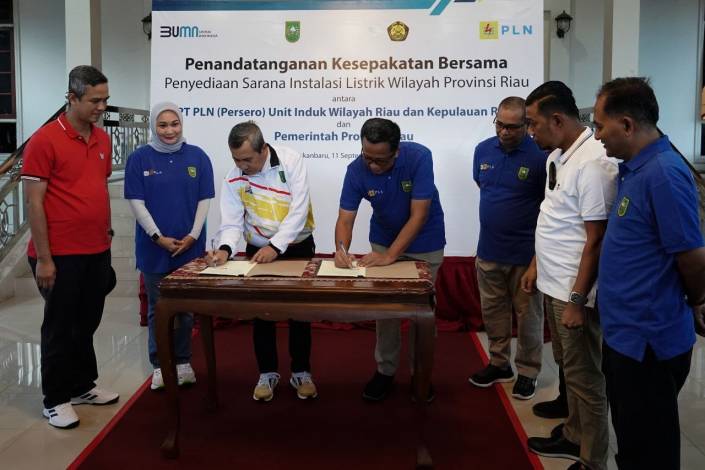 Gubri Tandatangani Komitmen Bersama PLN Siap Sukseskan Program Riau Hijau