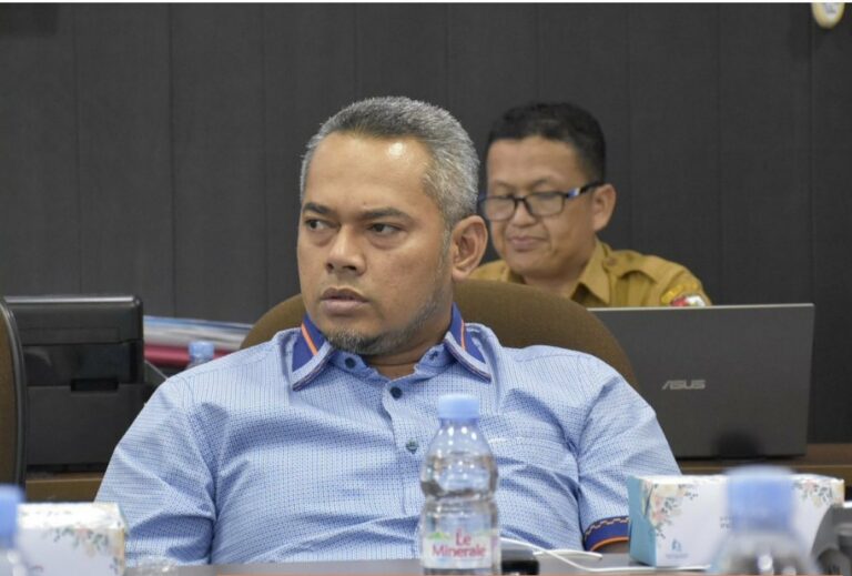 1680707125-CAKRARIAU COM-Komisi-III-Hearing-Dinas-Pendidikan-Pekanbaru4-768x519