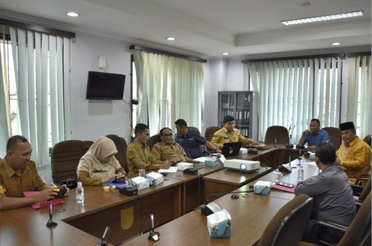 1680707162-CAKRARIAU COM-Komisi-III-Hearing-Dinas-Pendidikan-Pekanbaru-768x508