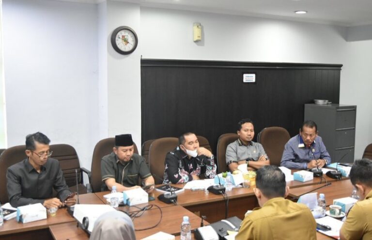 1680707996-CAKRARIAU COM-Komisi-IV-Hearing-Dinas-Perkim-Bahas-Pelaksanaan-Kegiatan-2023-4-768x496