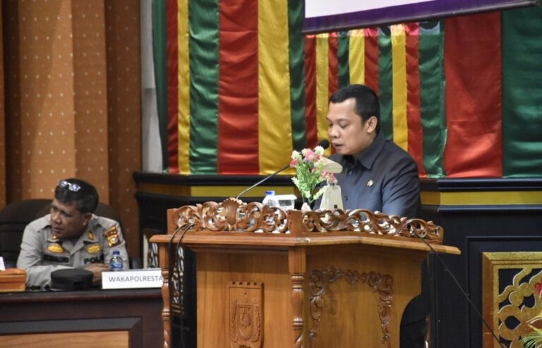 1680708568-CAKRARIAU COM-Rapat-Paripurna-DPRD-Pj-Walikota-Pekanbaru-Sampaikan-LKPj-Tahun-Anggaran-2022-2-768x493