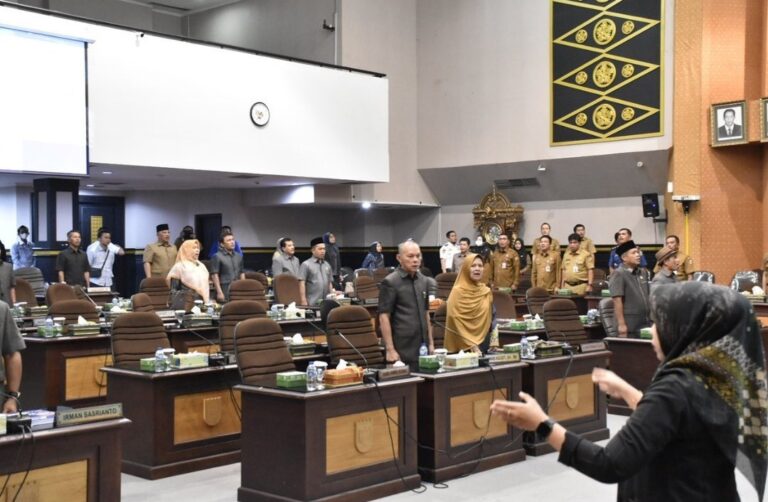 1680708580-CAKRARIAU COM-Rapat-Paripurna-DPRD-Pj-Walikota-Pekanbaru-Sampaikan-LKPj-Tahun-Anggaran-2022-3-768x502