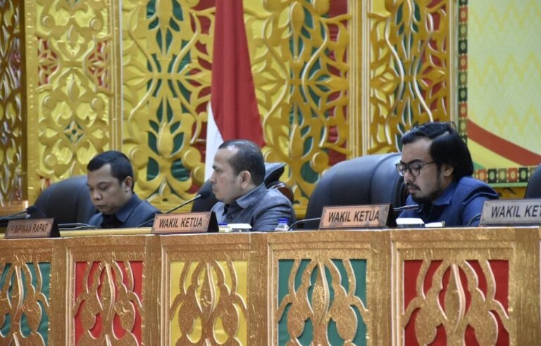 1680708594-CAKRARIAU COM-Rapat-Paripurna-DPRD-Pj-Walikota-Pekanbaru-Sampaikan-LKPj-Tahun-Anggaran-2022-4-768x492