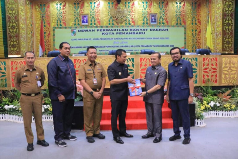 1680708605-CAKRARIAU COM-Rapat-Paripurna-DPRD-Pj-Walikota-Pekanbaru-Sampaikan-LKPj-Tahun-Anggaran-2022-768x512 (1)